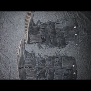 minnetonka 5 layer fringe black boot